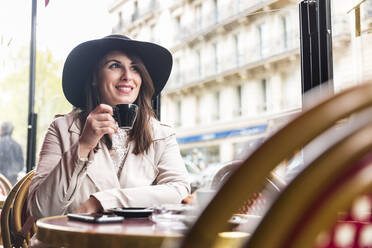 Frau genießt Kaffee in einem Café, Paris, Frankreich - WPEF05801