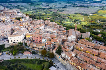 Italien, Provinz Siena, Montepulciano, Blick aus dem Hubschrauber auf die mittelalterliche Bergstadt im Val dOrcia - AMF09396