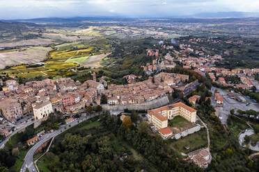 Italien, Provinz Siena, Montepulciano, Blick aus dem Hubschrauber auf die mittelalterliche Bergstadt im Val dOrcia - AMF09399