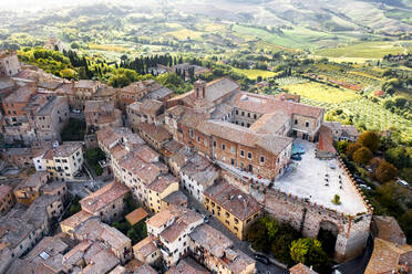 Italien, Provinz Siena, Montepulciano, Blick aus dem Hubschrauber auf die mittelalterliche Bergstadt im Val dOrcia - AMF09402