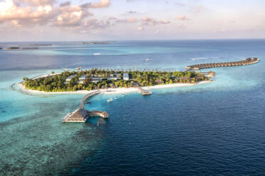 Malediven, Lhaviyani-Atoll, Blick aus dem Hubschrauber auf die Touristenanlage auf der Insel Hurawalhi - AMF09406