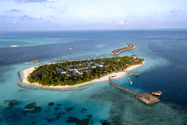 Malediven, Lhaviyani-Atoll, Blick aus dem Hubschrauber auf die Touristenanlage auf der Insel Hurawalhi - AMF09407