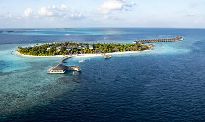 Malediven, Lhaviyani-Atoll, Blick aus dem Hubschrauber auf die Touristenanlage auf der Insel Hurawalhi - AMF09408