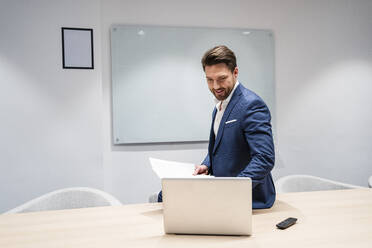 Geschäftsmann arbeitet am Laptop im Sitzungssaal im Büro - DIGF17423