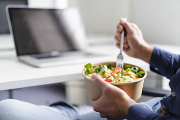 Geschäftsmann mit Salat im Büro - DIGF17514