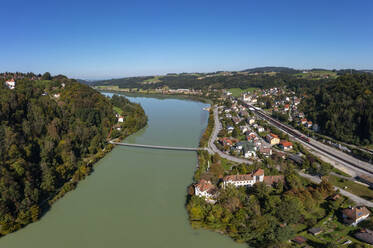 Österreich, Oberösterreich, Wernstein am Inn, Luftaufnahme des Inns im Sommer mit Marienstegbrücke im Hintergrund - WWF06102