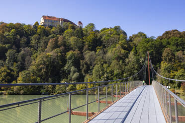 Österreich, Oberösterreich, Wernstein am Inn, Marienstegbrücke über den Inn im Sommer mit Schloss Neuburg am Inn im Hintergrund - WWF06104