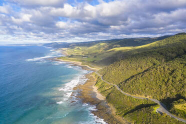 Australien, Victoria, Luftaufnahme eines Abschnitts der Great Ocean Road im Sommer - FOF12820