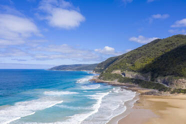 Australien, Victoria, Luftaufnahme des Sandstrandes entlang der Great Ocean Road im Sommer - FOF12821