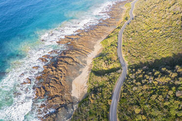 Australien, Victoria, Luftaufnahme der felsigen Küste und des Abschnitts der Great Ocean Road im Sommer - FOF12822