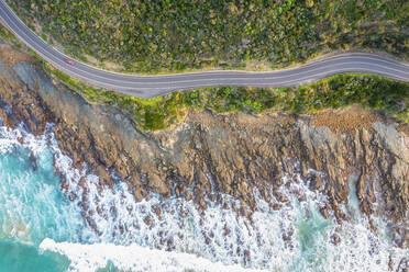 Australien, Victoria, Luftaufnahme der felsigen Küste und des Abschnitts der Great Ocean Road im Sommer - FOF12824