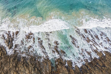 Australien, Victoria, Luftaufnahme der zerklüfteten Küstenlinie entlang der Great Ocean Road - FOF12825