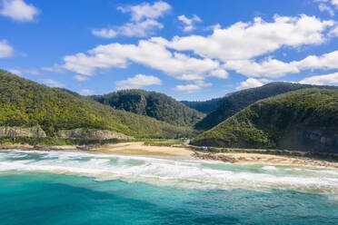 Australien, Victoria, Luftaufnahme von Strand und bewaldeten Hügeln entlang der Great Ocean Road im Sommer - FOF12830