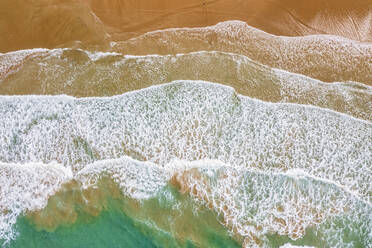 Luftaufnahme vom Rand des Sandstrandes an der Küste - FOF12831