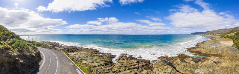 Australien, Victoria, Panoramablick auf die zerklüftete Küste und den Abschnitt der Great Ocean Road im Sommer - FOF12832