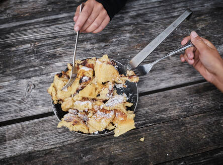 Junge und Mädchen mit Gabel nehmen Kaiserschmarrn auf Holztisch - DIKF00615