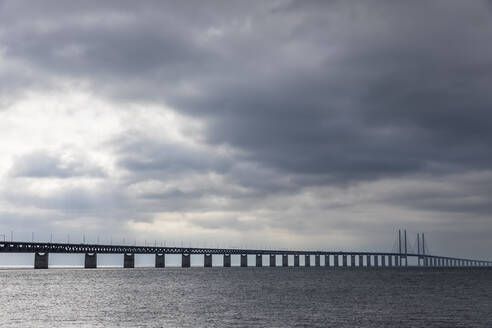 Bewölkter Himmel über der Öresundbrücke - FOF12833