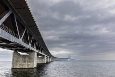 Bewölkter Himmel über der Öresundbrücke - FOF12834