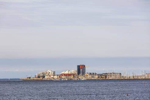 Schweden, Bezirk Skane, Malmö, Himmel über dem Jachthafen des Bezirks Limhamn - FOF12844