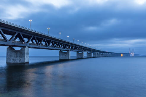 Langzeitbelichtung der Öresundbrücke in der Abenddämmerung - FOF12849