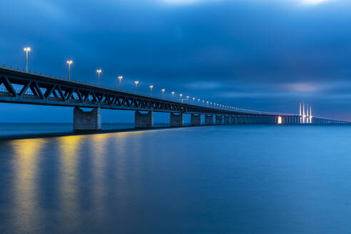 Langzeitbelichtung der Öresundbrücke in der Abenddämmerung - FOF12851