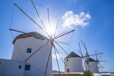 Blick auf Windmühlen, Mykonos-Stadt, Mykonos, Kykladen-Inseln, Griechische Inseln, Ägäisches Meer, Griechenland, Europa - RHPLF21694