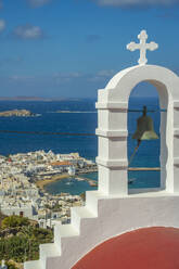 Blick auf die kleine weiße Kapelle, Alter Hafen und Stadt, Mykonos Stadt, Mykonos, Kykladen, Griechische Inseln, Ägäisches Meer, Griechenland, Europa - RHPLF21697