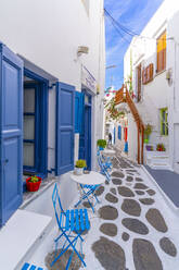 Blick auf eine gepflasterte Straße und ein Café, Mykonos-Stadt, Mykonos, Kykladen-Inseln, Griechische Inseln, Ägäisches Meer, Griechenland, Europa - RHPLF21699