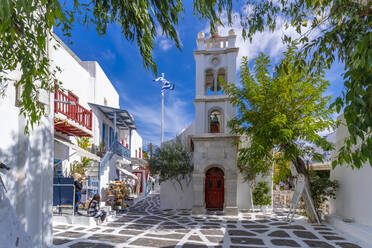 Blick auf die Metropolitankirche in einer gepflasterten Straße, Mykonos-Stadt, Mykonos, Kykladen-Inseln, Griechische Inseln, Ägäisches Meer, Griechenland, Europa - RHPLF21700