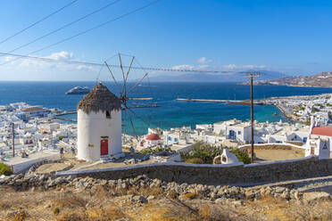 Blick auf Windmühle und Ägäisches Meer, Mykonos-Stadt, Mykonos, Kykladen, Griechische Inseln, Ägäisches Meer, Griechenland, Europa - RHPLF21701