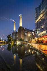 Das neu errichtete Kraftwerk Battersea und die umliegenden Wohnungen und Restaurants, Nine Elms, Wandsworth, London, England, Vereinigtes Königreich, Europa - RHPLF21722