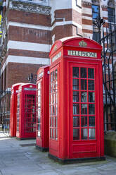Traditionelle Telefonzellen aus rotem Metall K6, entworfen von Sir Giles Gilbert Scott, Holborn, London, England, Vereinigtes Königreich, Europa - RHPLF21723