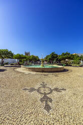 Kap Verde, Sao Vicente, Mindelo, Klarer Sommerhimmel über Kopfsteinpflasterplatz mit Brunnen in der Mitte - THAF03044