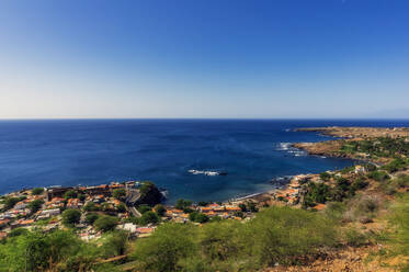 Kap Verde, Sao Vicente, Mindelo, Küstenstadt im Sommer mit dem Atlantischen Ozean im Hintergrund - THAF03046