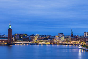 Schweden, Landkreis Stockholm, Stockholm, Skyline von Riddarholmen in der blauen Abenddämmerung - FOF12857