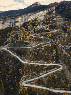 Russland, Dagestan, Luftaufnahme einer kurvenreichen Bergstraße im Herbst - KNTF06625
