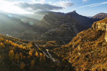 Russland, Dagestan, Gunib, Braunes Herbsttal vor dem Berg Gunib bei Sonnenuntergang - KNTF06635