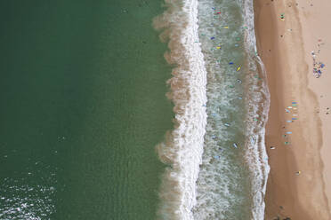 Portugal, Algarve, Vila do Bispo, Luftaufnahme von Surfern am Strand Praia do Barranco - MKLF00040