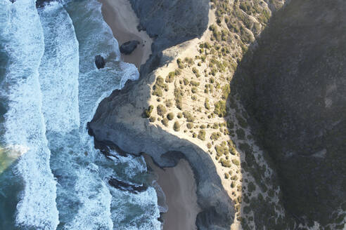 Portugal, Algarve, Vila do Bispo, Luftaufnahme des Strandes Praia dos Mouranitos in der Morgendämmerung - MKLF00042