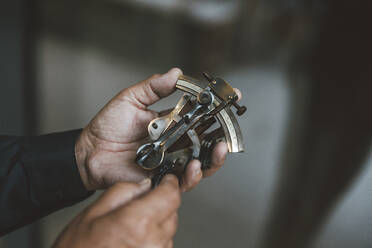 Senior man holding measuring tool - GUSF06982