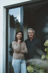 Älterer Mann mit Frau vor der Tür stehend - GUSF06993