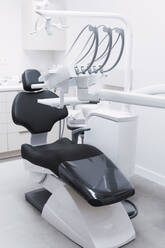 Zahnarztsessel in einer modernen Klinik - PNAF03065