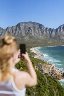 Frau fotografiert Berge mit dem Mobiltelefon - MEF00116