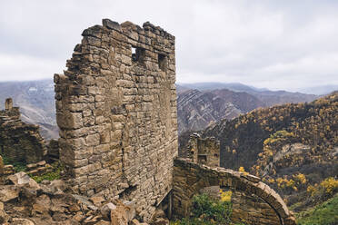 Russland, Dagestan, Gamsutl, Altes verlassenes Bergdorf im Nordkaukasus - KNTF06638