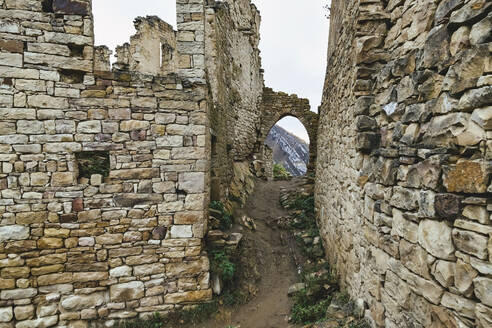 Russland, Dagestan, Gamsutl, Gasse in altem verlassenen Bergdorf - KNTF06639