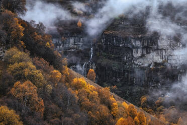 Kleiner Wasserfall im Nordkaukasus an einem nebligen Herbsttag - KNTF06657