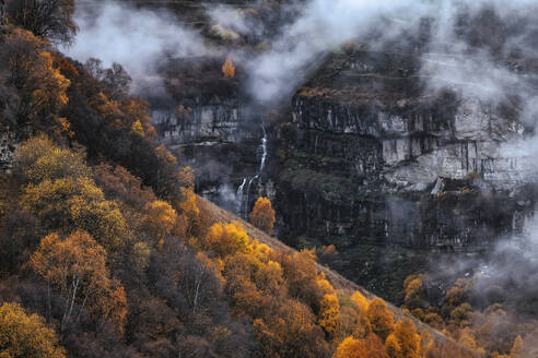 Kleiner Wasserfall im Nordkaukasus an einem nebligen Herbsttag - KNTF06657