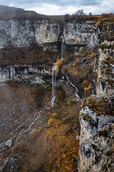 Kleiner Wasserfall im Nordkaukasus im Herbst - KNTF06660