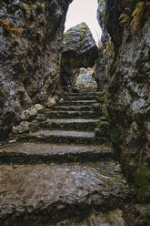 In Stein gehauene Stufen in den Bergen des Nordkaukasus - KNTF06661