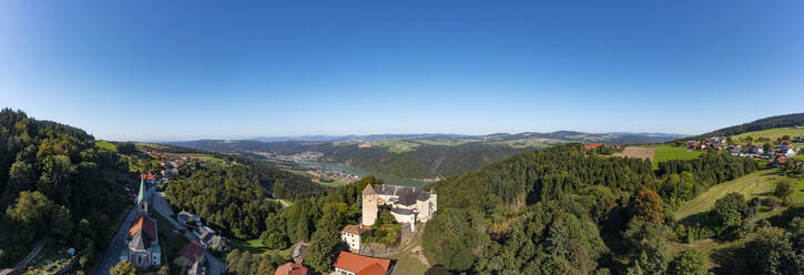 Österreich, Oberösterreich, Vichtenstein, Drohnenpanorama der Burg Vichtenstein und der umliegenden Landschaft - WWF06118